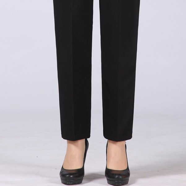 小姨今年46岁，真的超会打扮!帆布鞋+小脚裤，美到飞起来