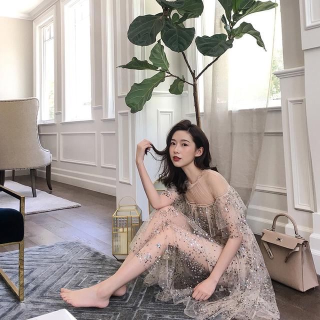 少女感吊带抹胸裙使身材更有线条感 让你更加性感迷人