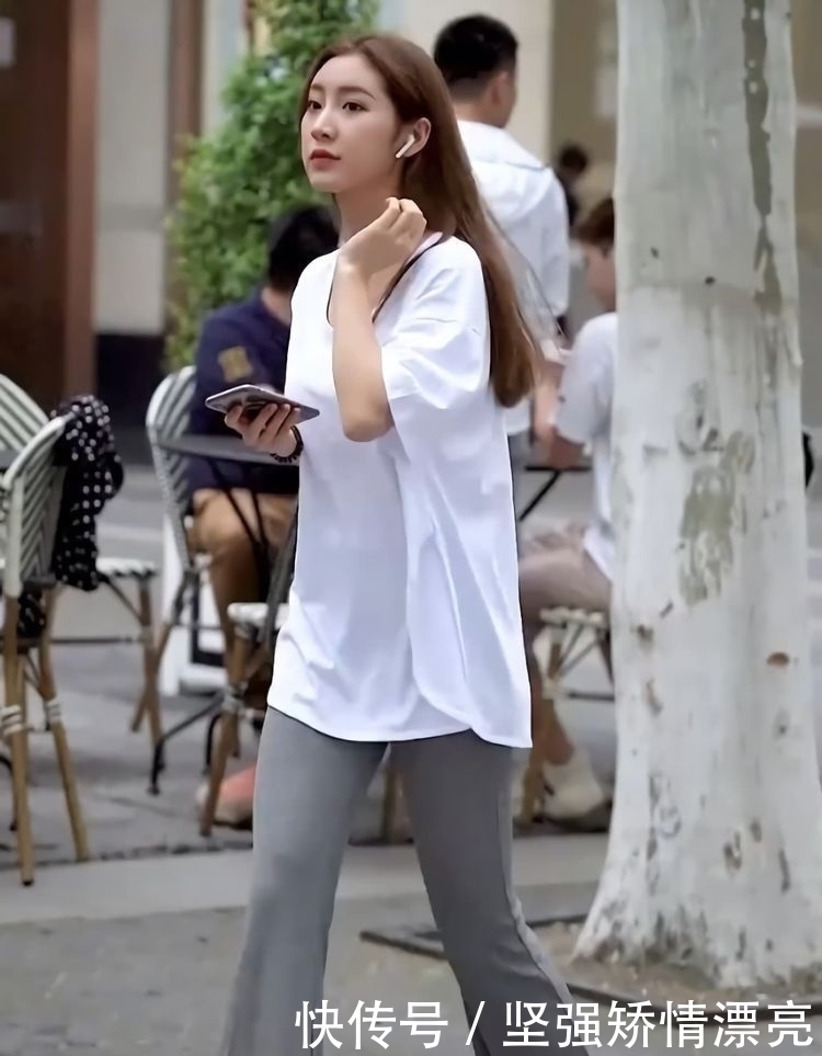  美女|美女是来街拍还是去买菜，穿着“睡衣”就出门了，够接地气