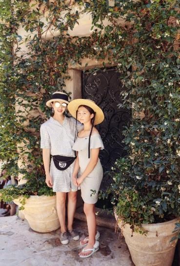 黄磊女儿多多穿露肩包臀裙，打扮成熟比妈妈还老，简直没眼看！