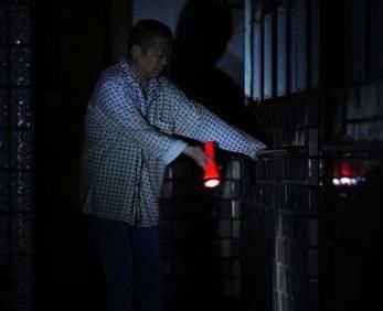  技巧：晚上起夜不开灯看不清，开灯还刺眼，2个技巧，无需开灯也能如厕