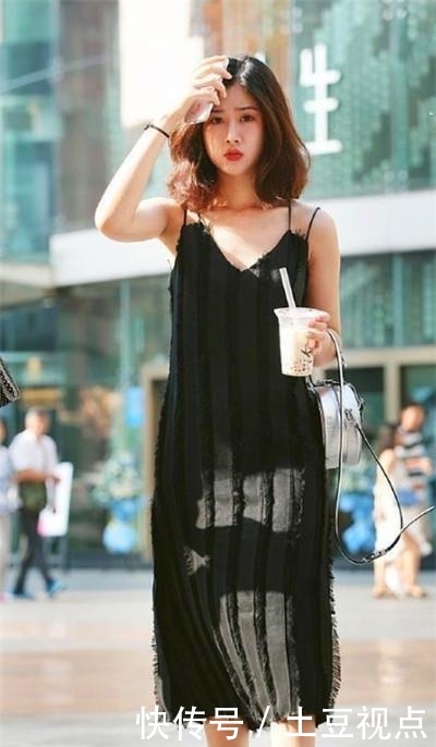 青春活力@秀出青春活力范,养眼又好看,街拍:貌美肤白的小姐姐