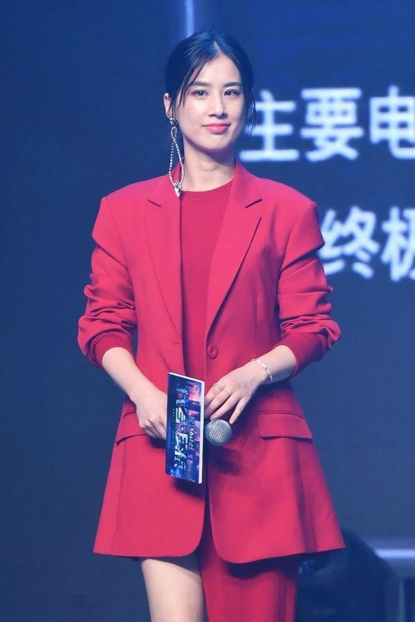 黄圣依的裙子左边多余，有把剪刀的话，真想剪掉!