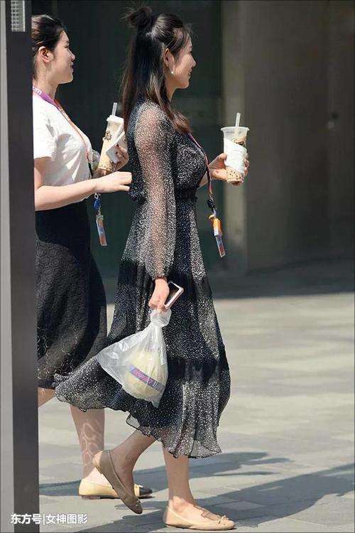 时尚街拍：抓住夏天的尾巴，小姐姐尽情展示好身材！