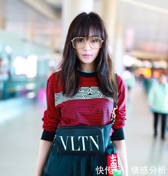 张天爱真会装，28岁居然穿8岁小姑娘的裙子，网友简直像换个人