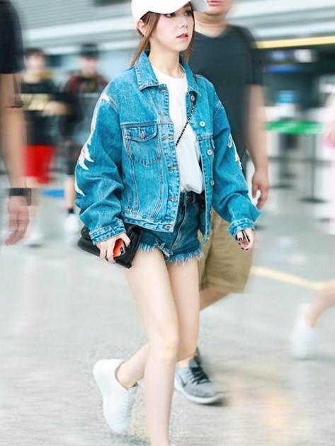 邓紫棋瘦出新高度, 穿牛仔短裤腿长一米八, 无修图照样惊艳!