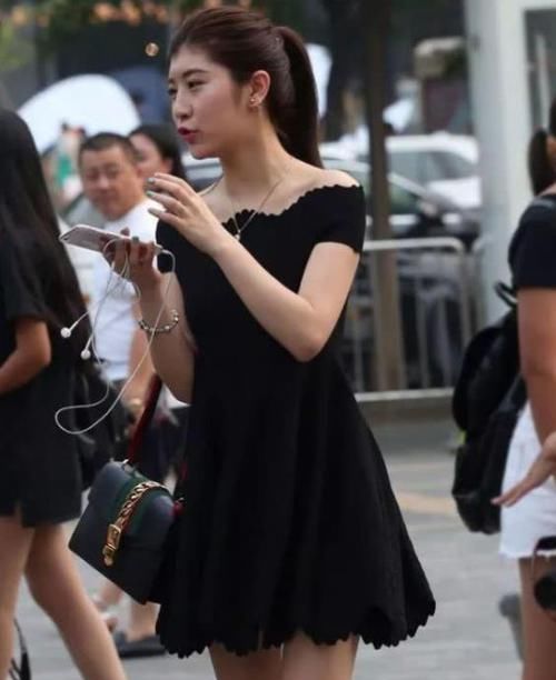  『漂亮』街拍：软玉温香的小姐姐，一条浅蓝色连衣裙，时尚靓丽迷人气质