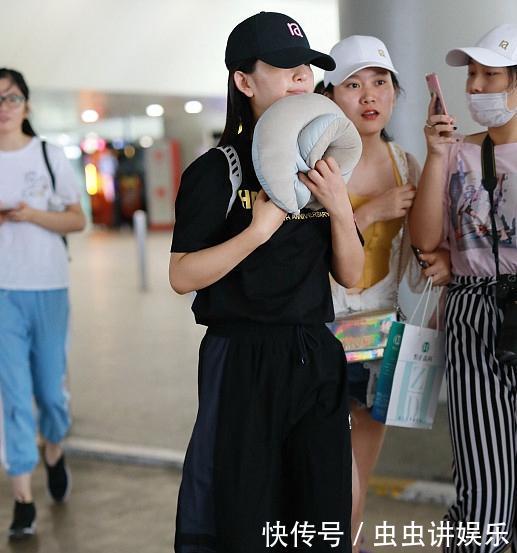 37岁谢娜现身机场，仅仅穿了一身休闲套装，就显瘦了这么多？