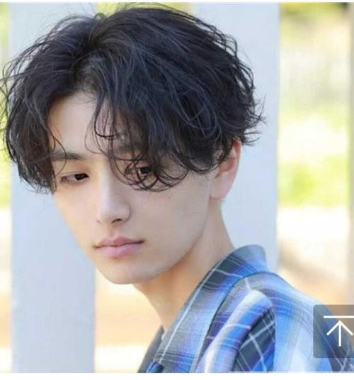 头发又粗又硬又多，两边还炸，什么发型合适？