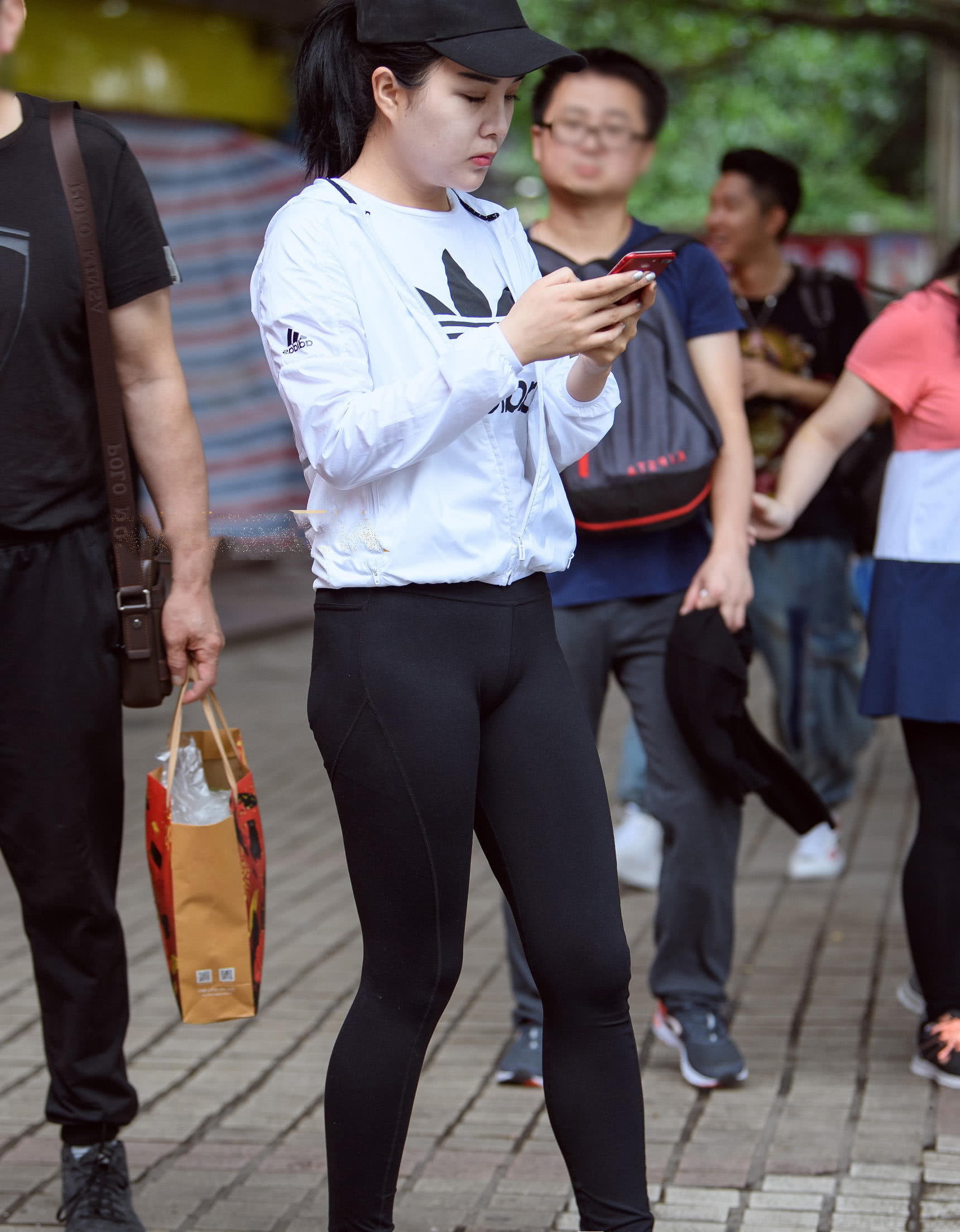 婴儿肥小姐姐紧身裤勾勒丰满弧线,弯腰瞬间展露丰满曲线