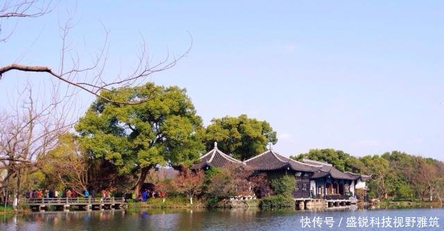 最强台风利奇马肆虐杭州,直击西湖边游客抗台,直呼路都不走稳