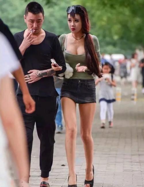 黑色打底裤美女，曼妙的身姿，凹凸有致的身形，让人心旷神怡！