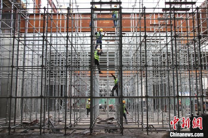  『王甜甜』“五一”国际劳动节郑州南站施工忙