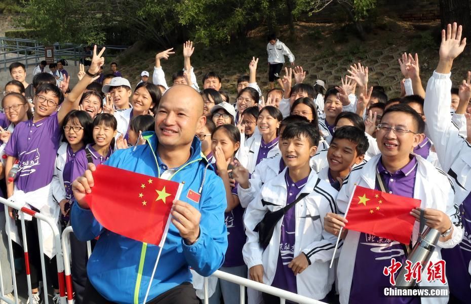  「警长」香港警队代表登上北京八达岭长城
