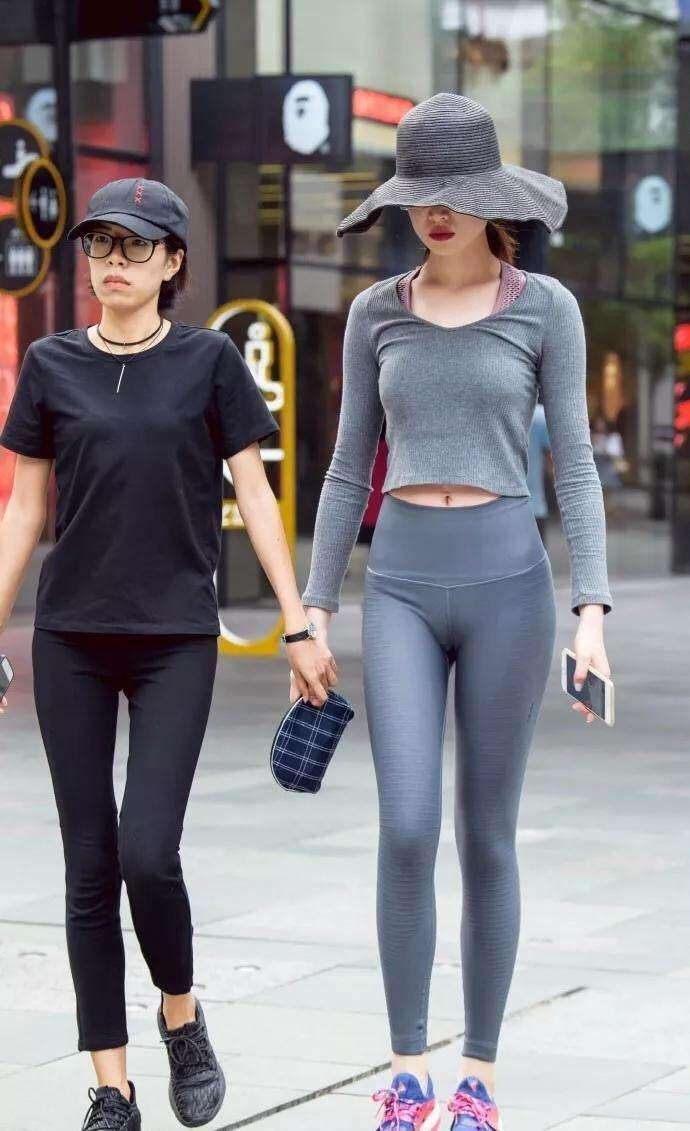 街拍: 穿紧身裤的高挑美女, 紧紧的, 很显身材