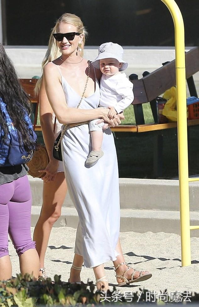 斯坦森娇妻罗茜汉丁顿-惠特莉身穿白裙，与儿子杰克玩得很开心