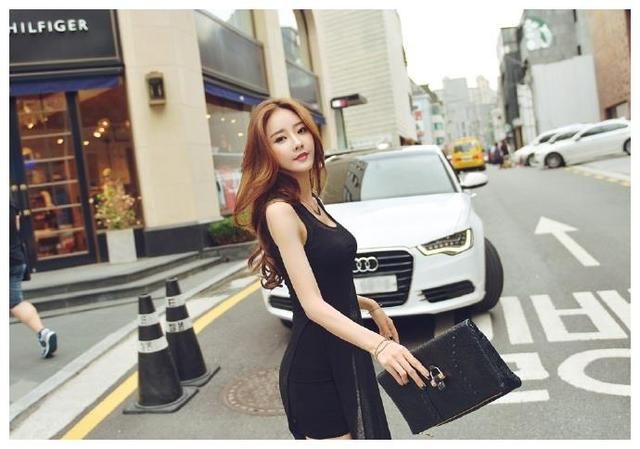 路人街拍,黑色紧身包臀连衣裙,展示性感好身材,时尚又潮流