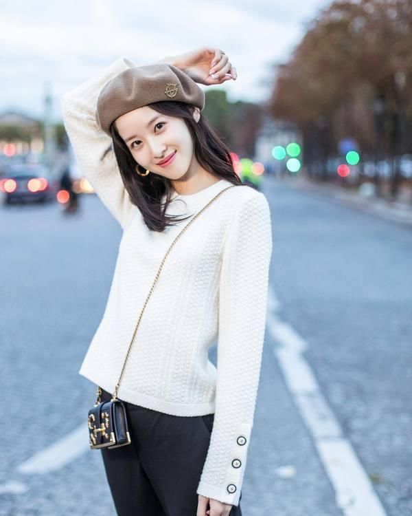 奶茶妹妹章泽天不仅人生开挂，衣品也从小土妹一跃成白富美？