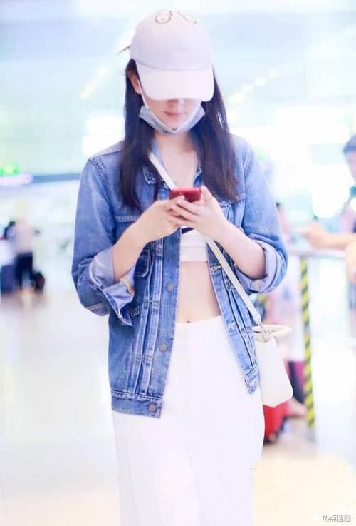 乔欣比超模还敢穿,外套敞开露出内衣真大胆,网友:深藏不露