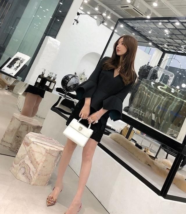 高挑身材气质美女,怎么穿都漂亮!