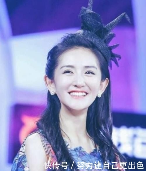  谢娜■谢娜到海边玩水太开心，脸上妆容全部被水浸湿，终于相信她38岁了