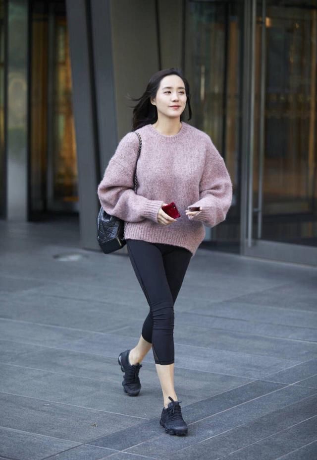 运动范儿王智都能穿的这么美，看似简单却一点都不平庸