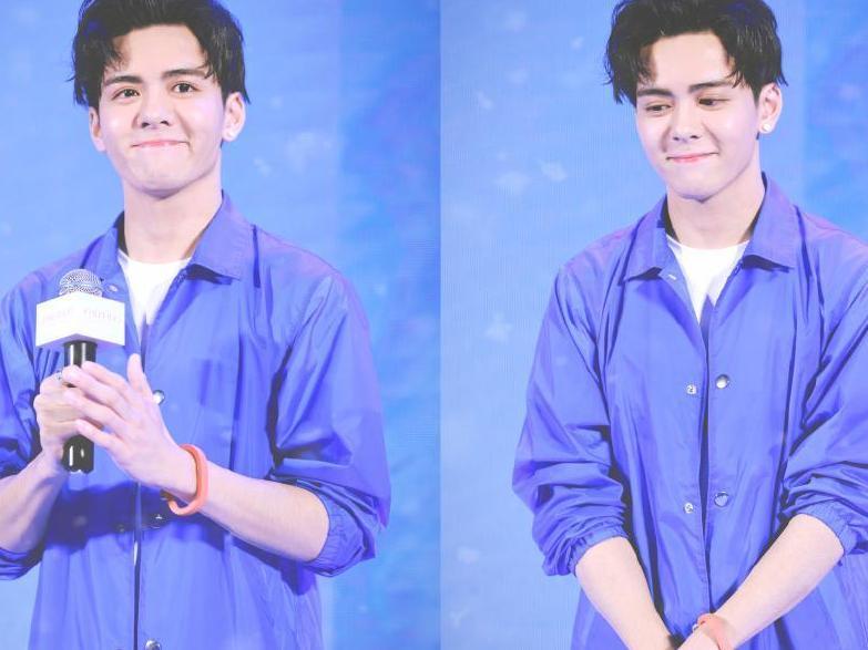 曾舜晞真会玩, 深V毛衣露肩露腿, 网友: 陈志朋既视感!