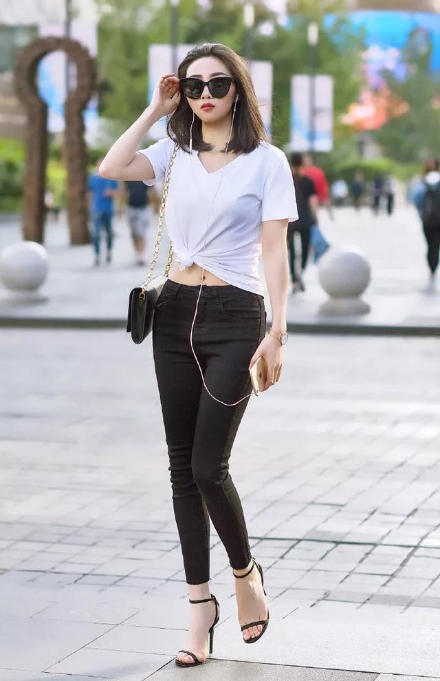 『看上去更加』街拍：小姐姐微卷的短发，戴上一副墨镜，看上去帅气十足