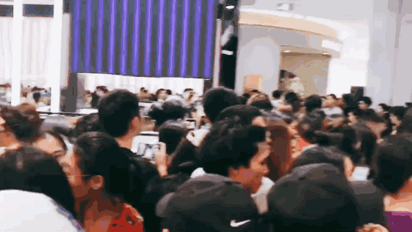 “维密天使”何穗下午在杭州被围观，原来那些传说是真的，肤白胸