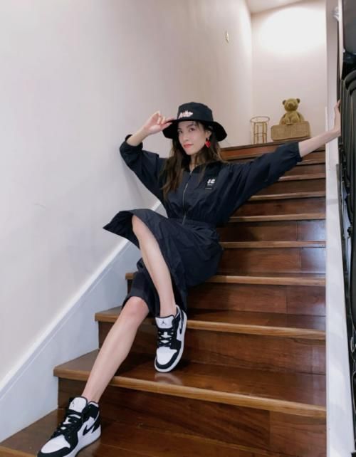  [不妨]喜欢春季帅气风格穿搭的女生，不妨看钟楚曦的搭配，简单而又大方