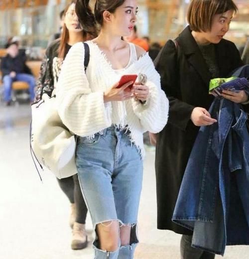 杨幂不走寻常路,裤子烂的很彻底!网友:真想帮你把下半截剪掉