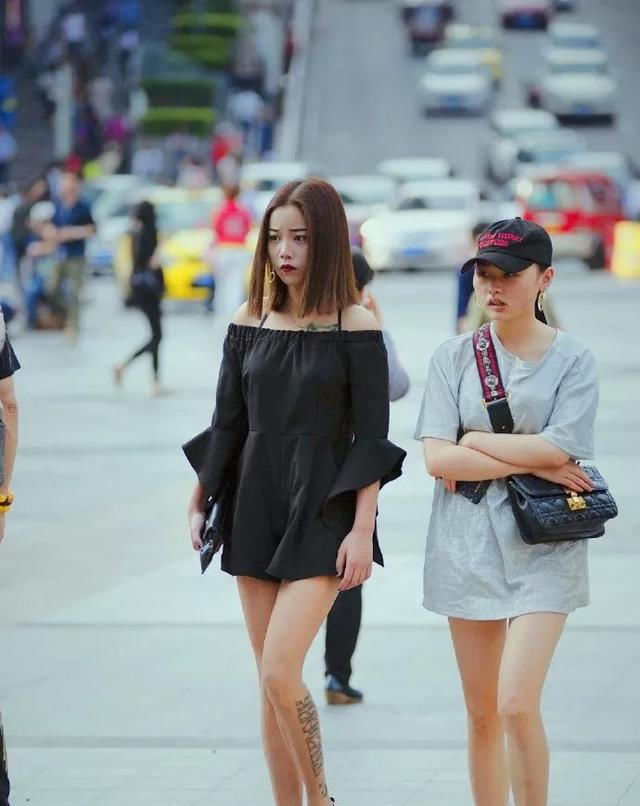 气质|小姐姐一款黑色印花连衣裙,穿起来减龄又显气质
