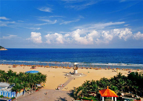 海陵岛面积挺大的，景色优美，海水碧蓝，沙滩洁白！