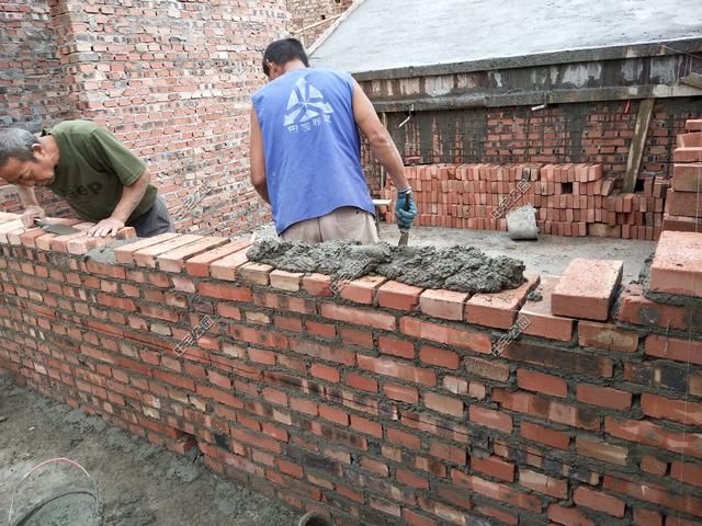  房盖■重庆刘先生回乡建洋楼，光挖机费就花了2万多，这房盖的有