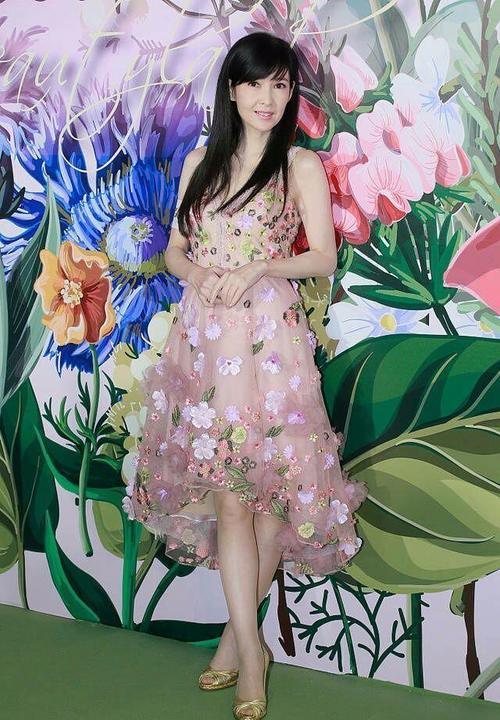 皮肤松弛，面目苍老，周慧敏这是真的老了！网友：不再是冻龄女神