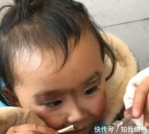 3岁小女孩偷学妈妈化妆，一秒变身，美的让人窒息！