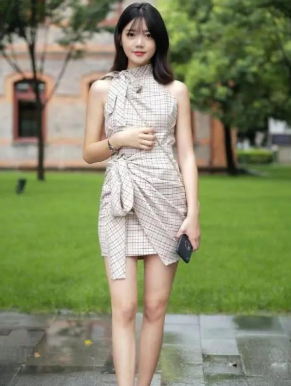  「风范」街拍：气质高雅的美女，一条粉色的连衣裙，时尚气质风范