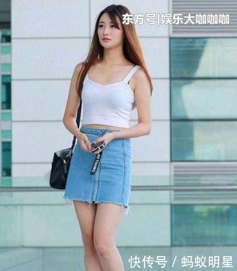  『美女』街拍：般般入画的小姐姐，一条红色背心配白色长裙，时尚优雅大方