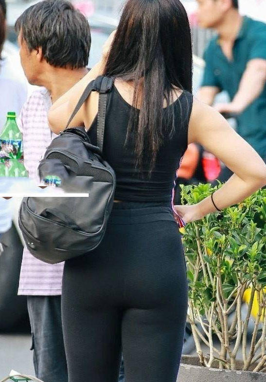 36岁大妈也能穿出小清新的效果，紧身装秀出好身材