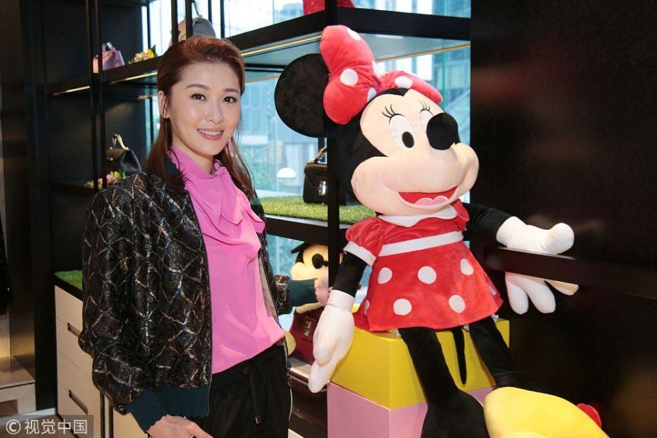 周丽淇与米妮玩偶合影比萌 穿粉嫩衬衣灿笑如花