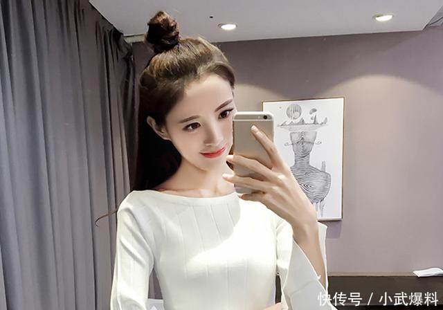 35岁小姨真敢穿，一天一件毛衣搭+打底裤，出门都被问结婚没