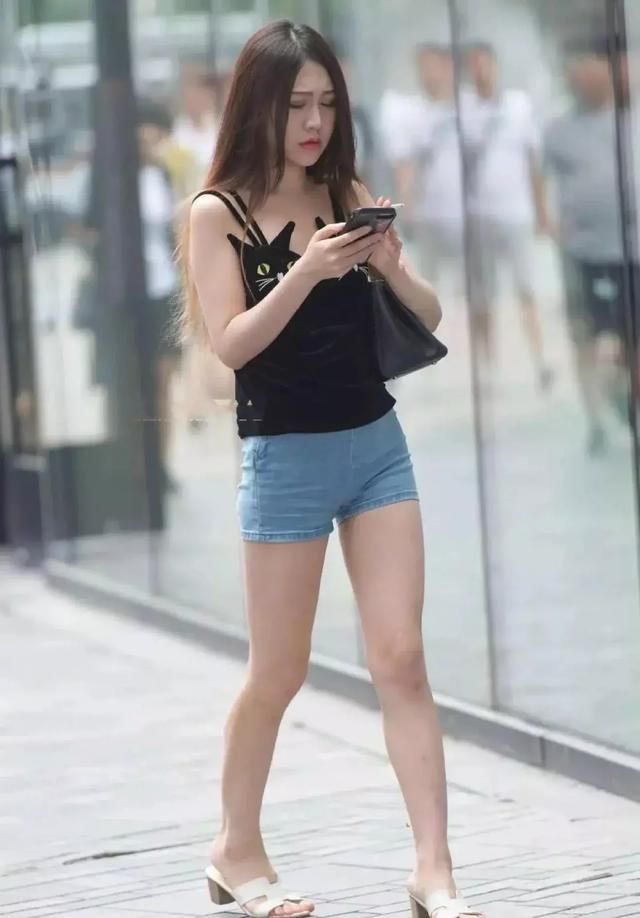 紧身短裤的女神，一双大长腿很吸睛