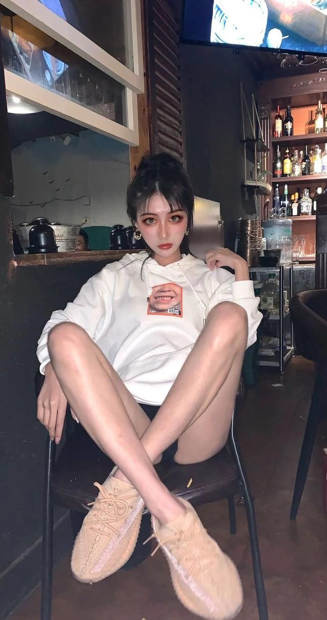  潮牌@SNKR Girls送鞋丨男友衬衫、潮牌、球衣...性感又会搭，就是这期球鞋女生们！4.20-4.26