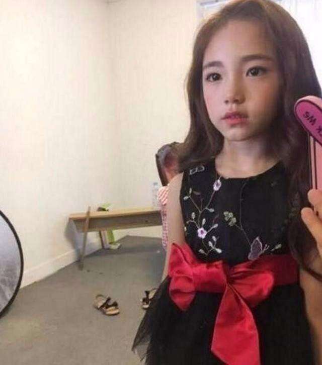 她7岁开始化妆, 8岁骨骼停止生长, 长相停留在14岁, 五官很精致