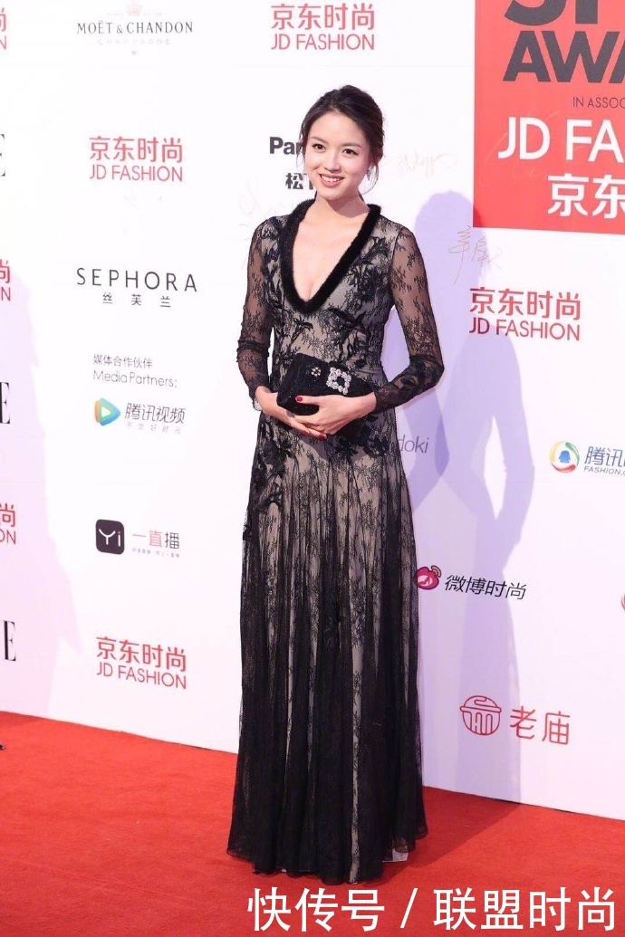 张梓琳这腰真粗！身穿蕾丝开叉裙现“水桶腰”网友：腿长又怎样？