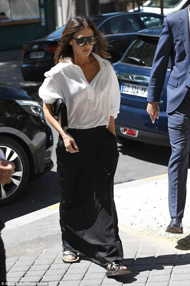 贝嫂舍弃高跟鞋穿平底凉鞋，脚倒是舒服了，但不是暴露身高了吗？