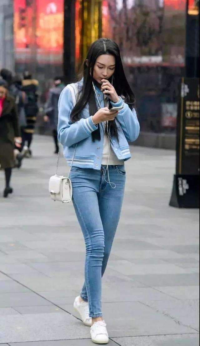 经典不失女性的优雅美感，牛仔裤演绎简约与柔美的时尚