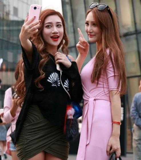 小姐姐颜值好气质佳就够了,关键身材丰满肥硕。