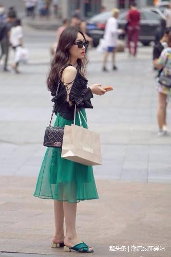 街拍：爱打扮的美女，图1贵气，图2甜美，图3最有女人味！