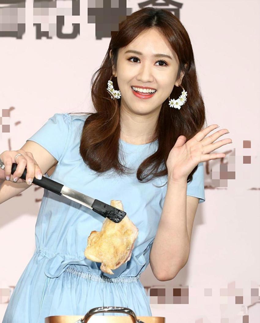 吴宗宪女儿气质真好，穿蓝裙清新优雅，撞衫高圆圆也不输！